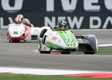 Reeves/Cluze vor den Birchall-Brüdern