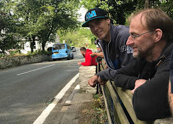 Tourist Markus Reiterberger (li.) auf der Insel Man