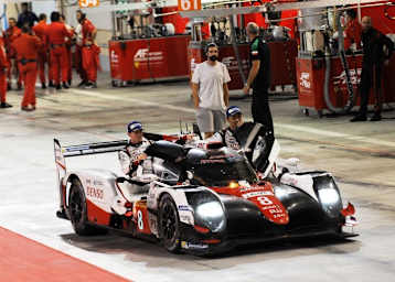 Sieg in Bahrain für Anthony Davidson (li.) und Kazuki Nakajima (r.) und Sébastien Buemi (im Cockpit des Toyota TS050 Hybrid)