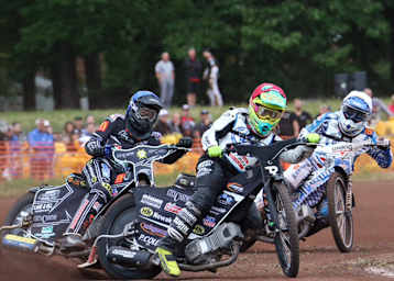 Erik Riss vor Kai Huckenbeck und Max Dilger