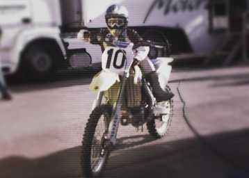 Ken Roczen besteigt zum ersten Mal die Viertakt-Suzuki (restauriertes Bild)