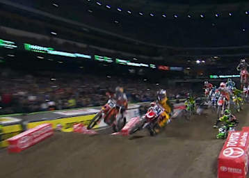 Ken Roczen (94) setzt sich schon in der ersten Kurve gegen Musquin durch