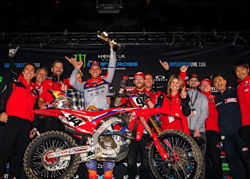 Ken Roczen feiert seinen Sieg in St. Louis