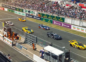 Ein Teil der McLaren-Parade in Le Mans
