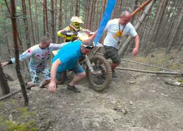 Beim Red Bull Romaniacs kommen die wenigsten Teilnehmer ohne helfende Hände durch