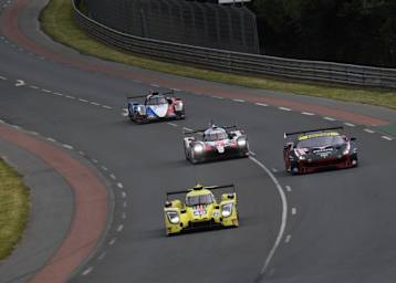 Der Toyota TS050 Hybrid kämpft sich in der Qualifikation zu den 24h von Le Mans durch den Verkehr