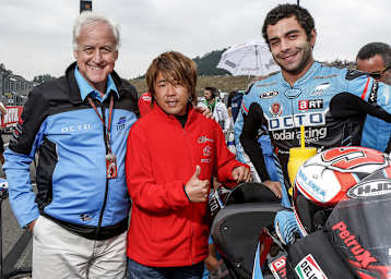 Ioda-Teambesitzer Giampiero Sacchi, Youichi Ui und MotoGP-Pilot Danilo Petrucci