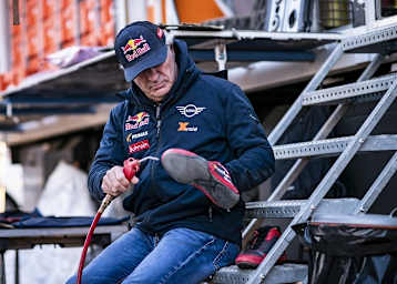 Leader Carlos Sainz als Schuhputzer