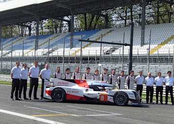 Der Toyota TS050 Hybrid und die wichtigsten Teammitglieder in Monza