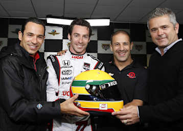 (v.l.) Helio Castroneves, Simon Pagenaud, Tony Kanaan und Gil de Ferran präsentieren Pagenauds speziellen Senna-Helm