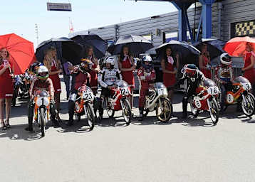 Endlich kreischten wieder einmal die Zweitakter: Die 50-ccm-Bikes in Assen