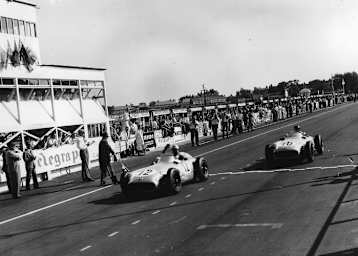 Mercedes dominierte die Formel-1-Saison 1955_ Stirling Moss siegte im Grossbritannien-GP vor Juan Manuel Fangio