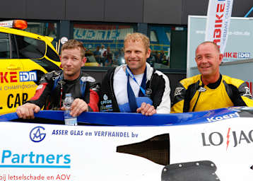 Zum Feiern war Kortes (Mitte) wieder dabei