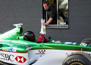 Ein Schnellimbiss im wahrsten Sinne: Ein Formel-1-Bolide im Subway Drive-In