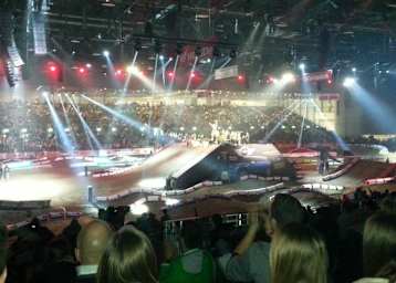 Die Krönung von Marvin Musquin zum «König von Genf»: Aber für viele Besucher ist der Supercross-Abend noch lange nicht zu Ende