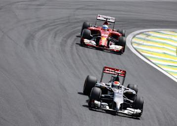 Adrian Sutil vor Fernando Alonso