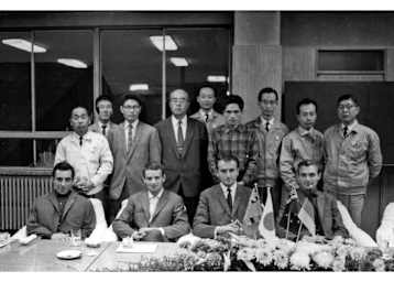 Vertragsunterzeichnung mit Suzuki 1963: Schneider, Degner, Perris, Anderson (v. l.)   