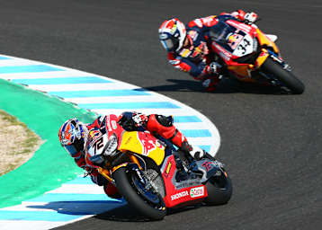 Am Ende des Feldes: Takumi Takahashi und Davide Giugliano