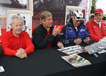 Luigi Taveri (links) neben den Weltmeister-Kollegen Agostini, Read und Braun