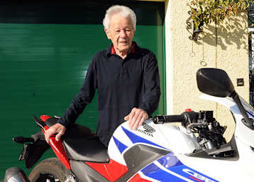 Luigi Taveri im Juli 2016 mit seiner Honda CBR300