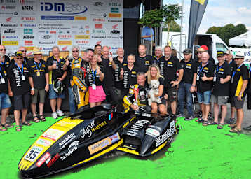 Team Sattler-Motorsport und Fans: Vielleicht können sie am Wochenende wieder feiern