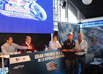 Argentinien-GP-Präsentation: Moto2-Pilot Iturrioz und Tourismusminister Enrique Meyer (vo.)