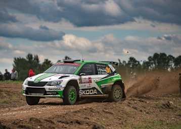Pontus Tidemand führt klar in der WRC2