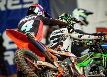 Eli Tomac räumte in Atlanta Blake Baggett mit einem unsauberen Manöver ab