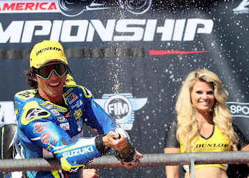 Toni Elias feiert seinen fünften Saisonsieg