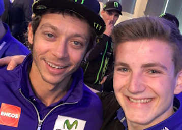 Lukas Trautmann (re.) als Selfie-Jäger unterwegs