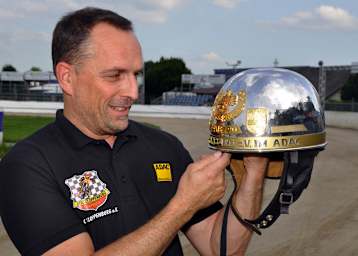 Rennleiter Mario Trupkovic mit seinem Silberhelm von 1990