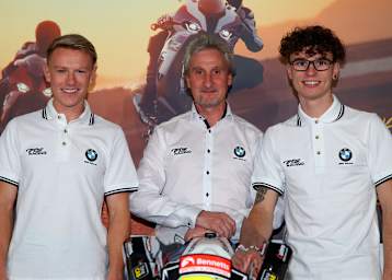 Taylor Mackenzie, Teammanager Philip Neill und Bradley Ray (v.l.)