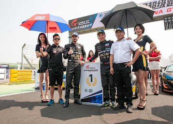 Alex Fontana (M.li.) ist neuer GT4-Meister in China