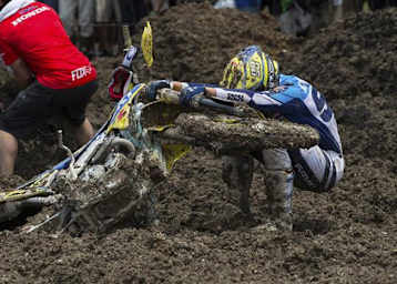Bas Vaessen versucht, sich aus dem Schlamm zu befreien