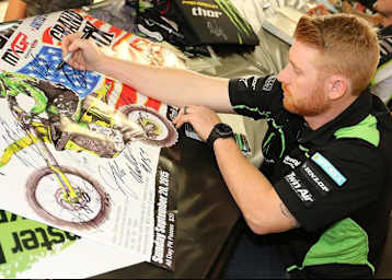 Ryan Villopoto schrieb in Glen Helen Autogramme, während Josh Grant einen weiteren WM-Laufsieg für Kawasaki holte