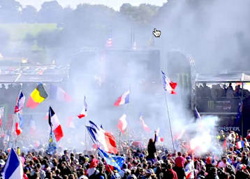 Team Frankreich ist verdienter Mannschaftsweltmeister 2015 und wird in Ernée von den Fans gefeiert