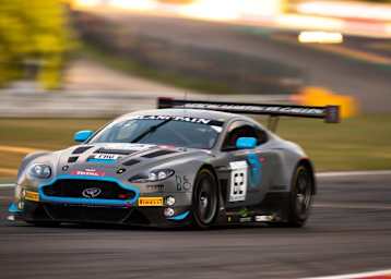 Führt die 24h von Spa-Francorchamps an: Der Aston Martin Vantage von Dominik Baumann/Marvin Kirchhöfer/Maxime Martin