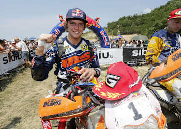 Romaniacs-Sieger Jonny Walker wird sich sicher erstmal einen Schluck genehmigen