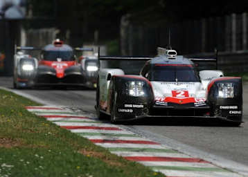 So wird das Duell in der FIA WEC 2017 lauten: Porsche 919 Hybrid (vorn) gegen Toyota TS050 Hybrid