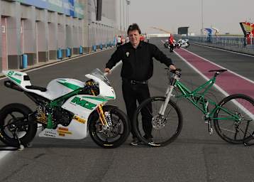 Martin Wimmer beim GP von Katar 2010 mit Moto2-Bike und baufälligem Mountainbike
