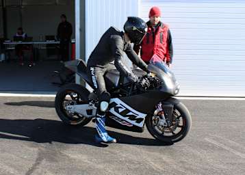Testfahrer Tatu Lauslehto beim Roll-out in Almeria