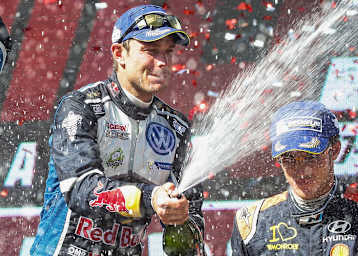 Andreas Mikkelsen feiert seinen Sieg bei der Rallye Australien