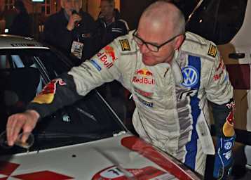Im Anzug vom Mexiko-Sieger – Latvala senior nach dem Sieg bei der Rallye Lutherstadt Wittenberg 