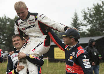 Ott Tänak wird von Sébastien Ogier und Hayden Paddon gefeiert