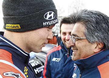 «Den kaputten Kühler stelle ich Dir aber in Rechnung» - Hyundai-Teamdirektor Michel Nandan (rechts) und der Überraschungszweite, Hayden Paddon