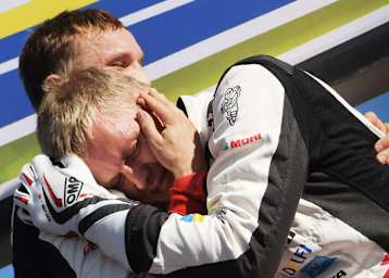 Seltener Anfall von Emotionen – Weltmeister Ott Tänak in den Armen von Beifahrer Martin Järveoja 