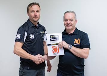 Antti Pyrhönen (li.) mit Yoko-Europa-Präsident Jan Berthels