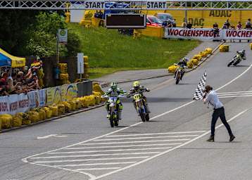 Der Zieleinlauf in St.Wendel: Lukas Höllbacher vor Markus Class