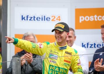 Fabian Vettel auf dem Podium des ADAC GT Masters