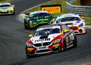 Der BMW M4 GT4 der Tabellenführer Michael Schrey und Gabriele Piana